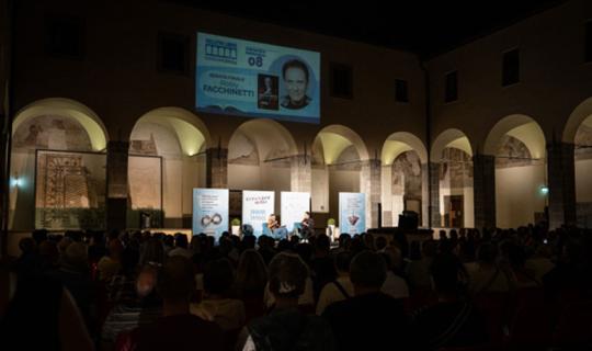 Velletri Libris: pienone al Chiostro per Lidia Ravera, la proclamazione dei vincitori del Premio e Roby Facchinetti